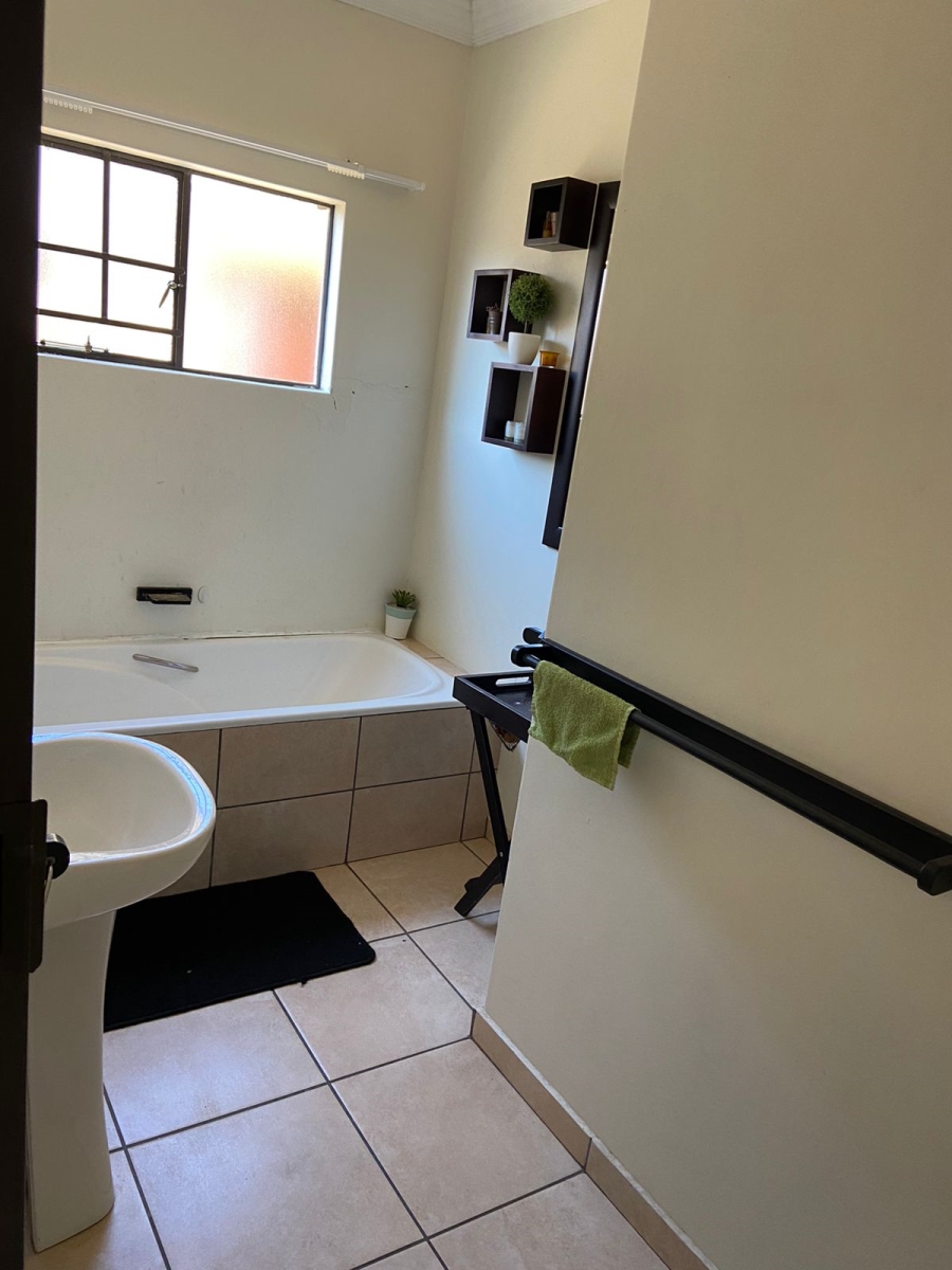 To Let 2 Bedroom Property for Rent in Dassie Rand North West